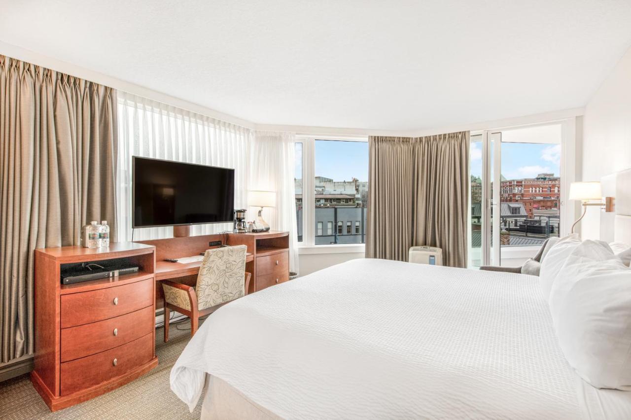 Victoria Regent Waterfront Hotel & Suites Exteriör bild